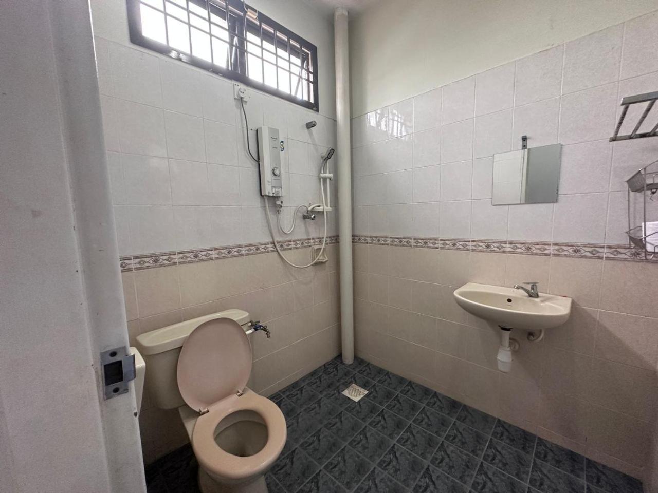 Holiday home Desa Tebrau 1 Near Ikea Toppen Peikin Long Sing Helixuan Restaurant Johor Bahru