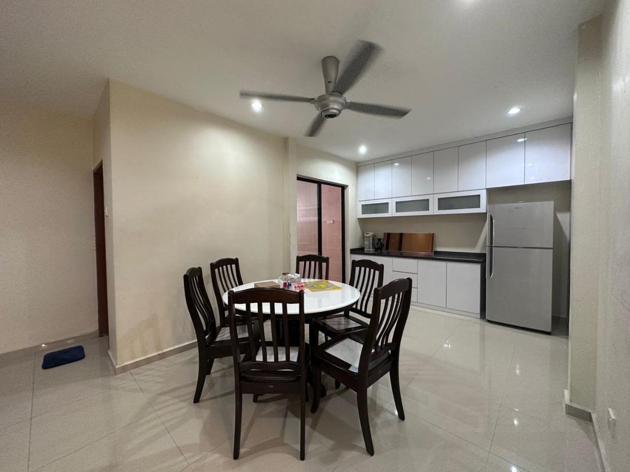 Desa Tebrau 1 Near Ikea Toppen Peikin Long Sing Helixuan Restaurant Rumah liburan *
